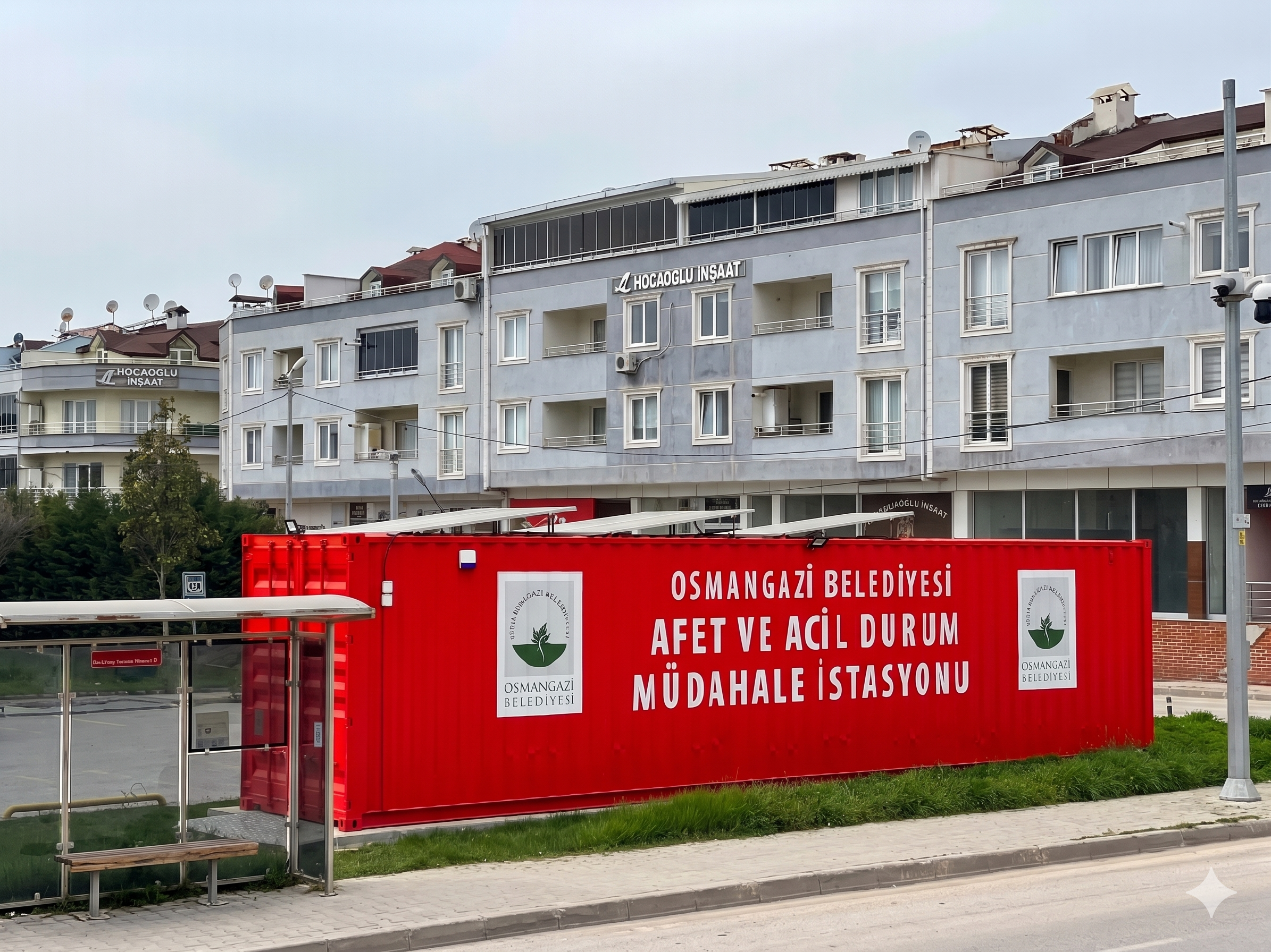 Bursa Osmangazi Demirtaş bölgesinde cadde kenarına konumlandırılmış, enerjisini çatısındaki güneş panellerinden sağlayan kırmızı afet ve acil durum müdahale istasyonu.